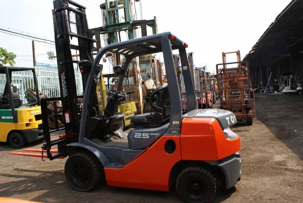 Xe nâng dầu TOYOTA 02-8FD25