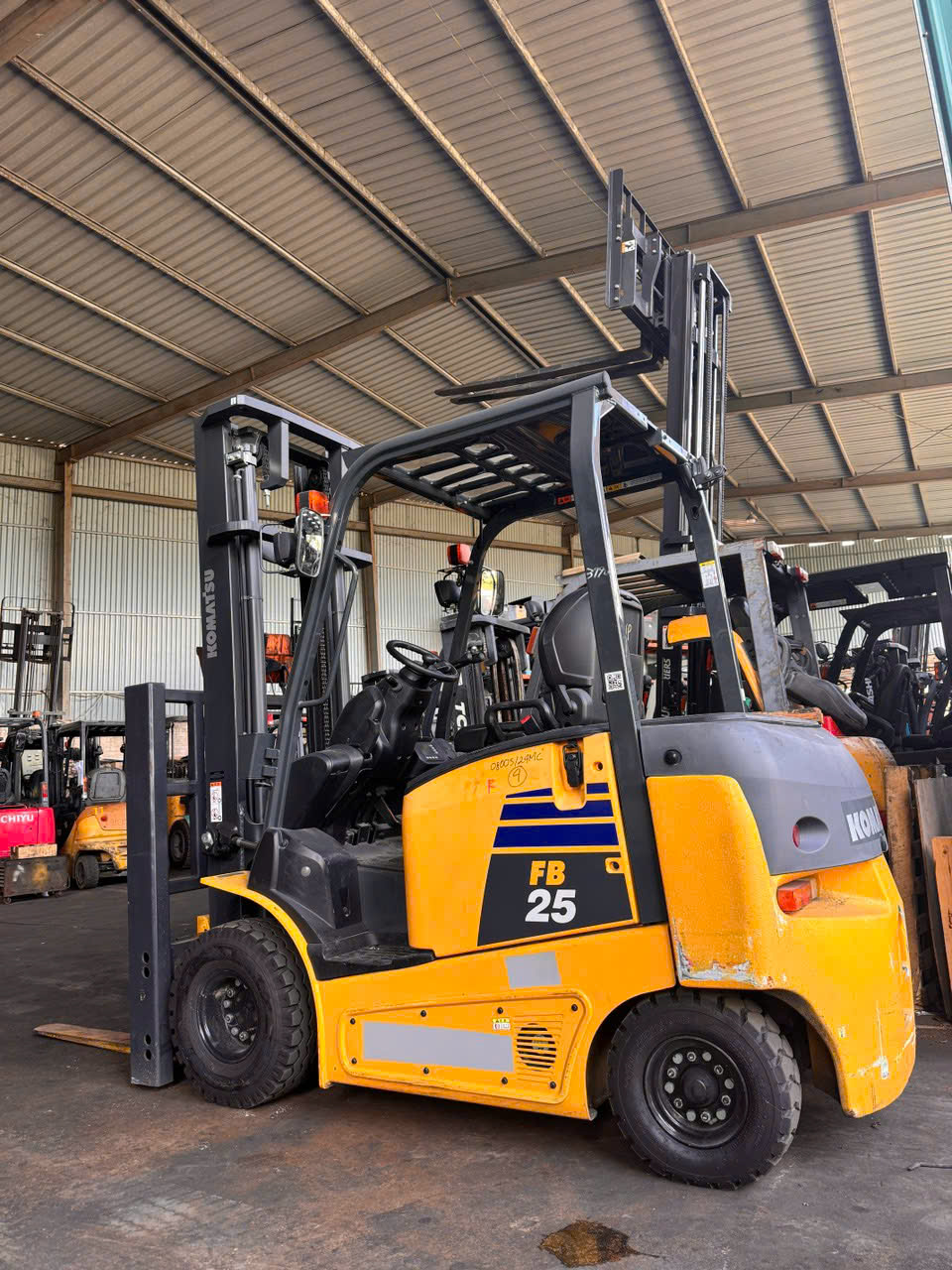 Xe nâng điện ngồi lái KOMATSU FB25-12