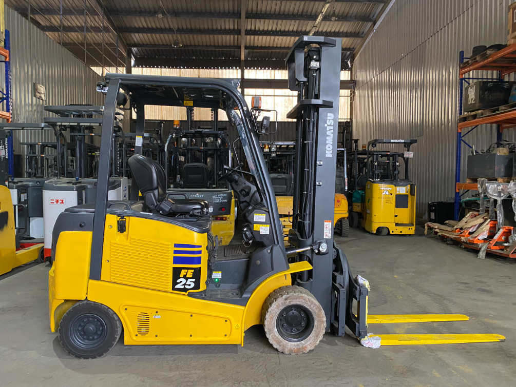 Xe nâng điện ngồi lái KOMATSU FE25-1 gắn pin lithum 72V - 340Ah PKGFF72340
