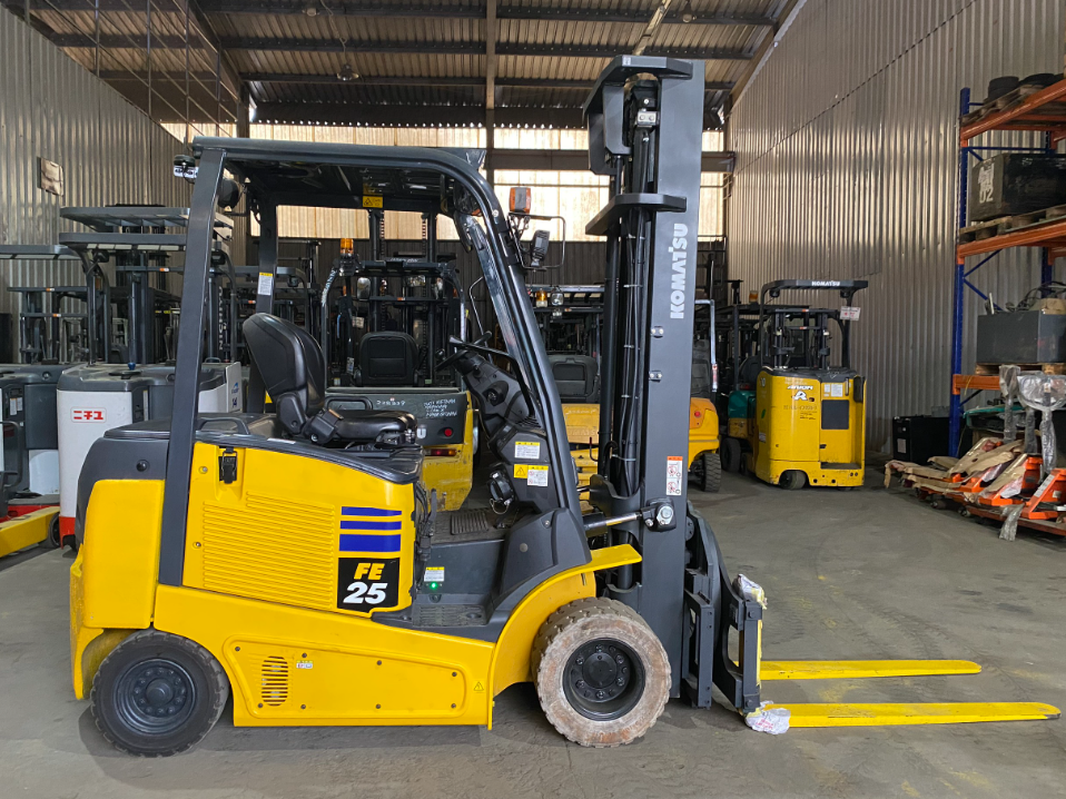 Xe nâng điện ngồi lái KOMATSU FE25-1