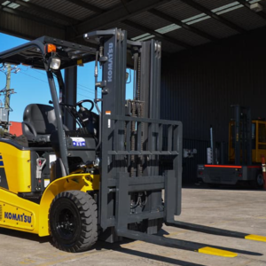 Xe nâng điện ngồi lái KOMATSU FB25-12