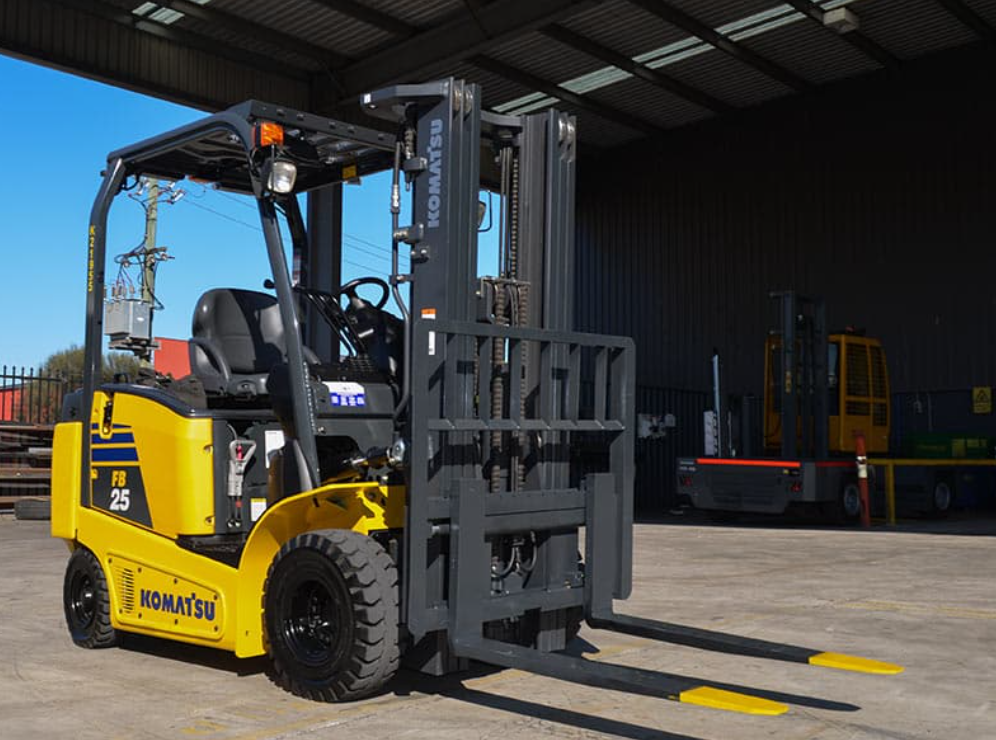 Xe nâng điện ngồi lái KOMATSU FB25-12