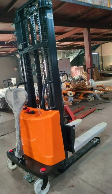 Xe nâng bán tự động chân quỳ Mitsulift SES10/16