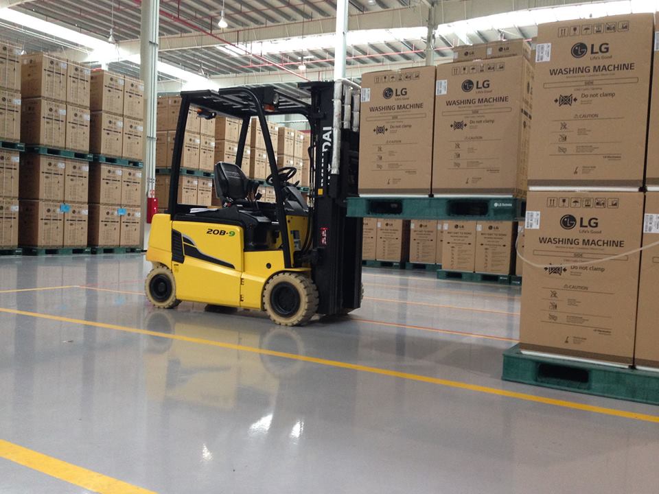 Doanh nghiệp sử dụng xe nâng thuê tại Hà Nội để quản lý kho bãi và vận chuyển hàng hóa dễ dàng. Doanh nghiệp sử dụng xe nâng thuê tại Hà Nội để quản lý kho bãi và vận chuyển hàng hóa dễ dàng.