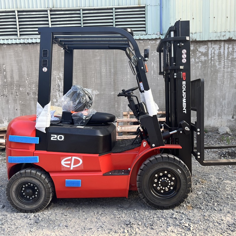 Xe nâng dầu nâng pallet hàng hóa trong kho Xe nâng dầu nâng pallet hàng hóa trong kho