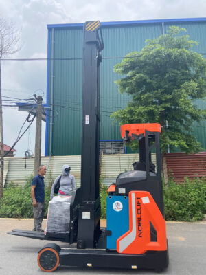 Xe Nâng Noblelift Cho Nhà Máy Thiết Bị Điện